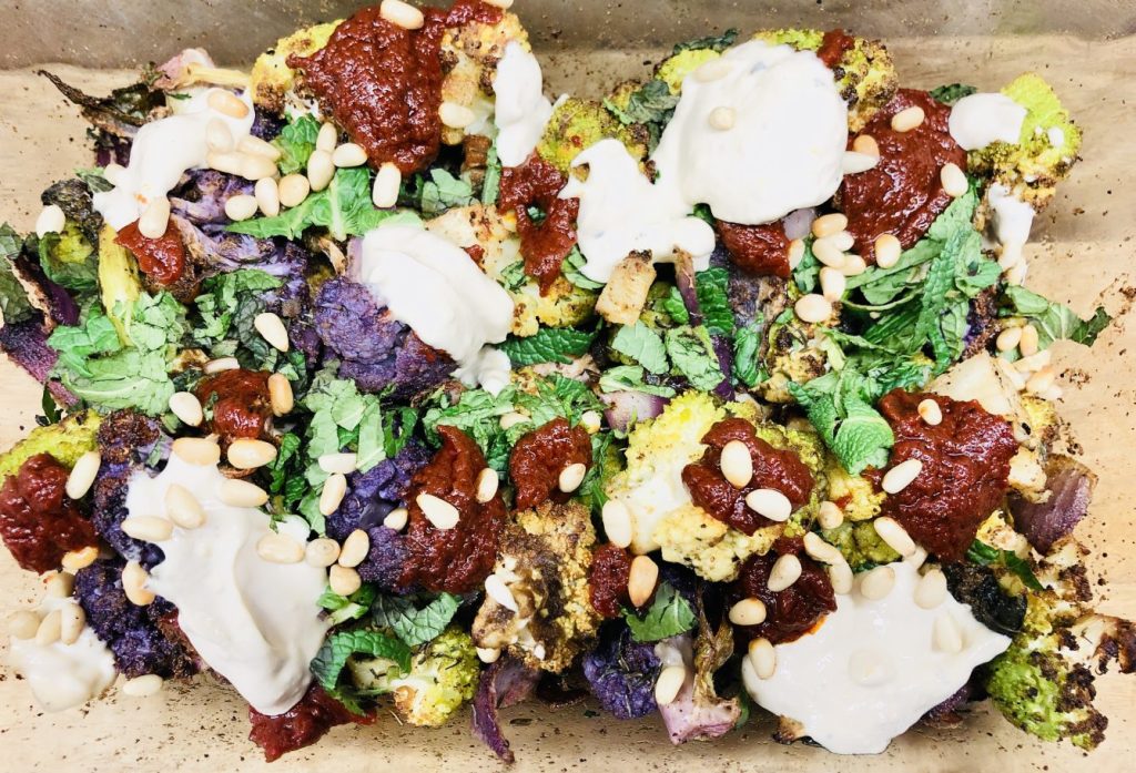 Gerösteter Blumenkohl mit Chili und Tahini Sauce