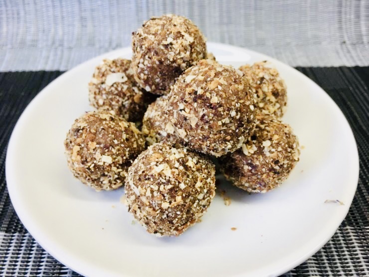 Erdmandel Energiebällchen mit Kokosraspeln