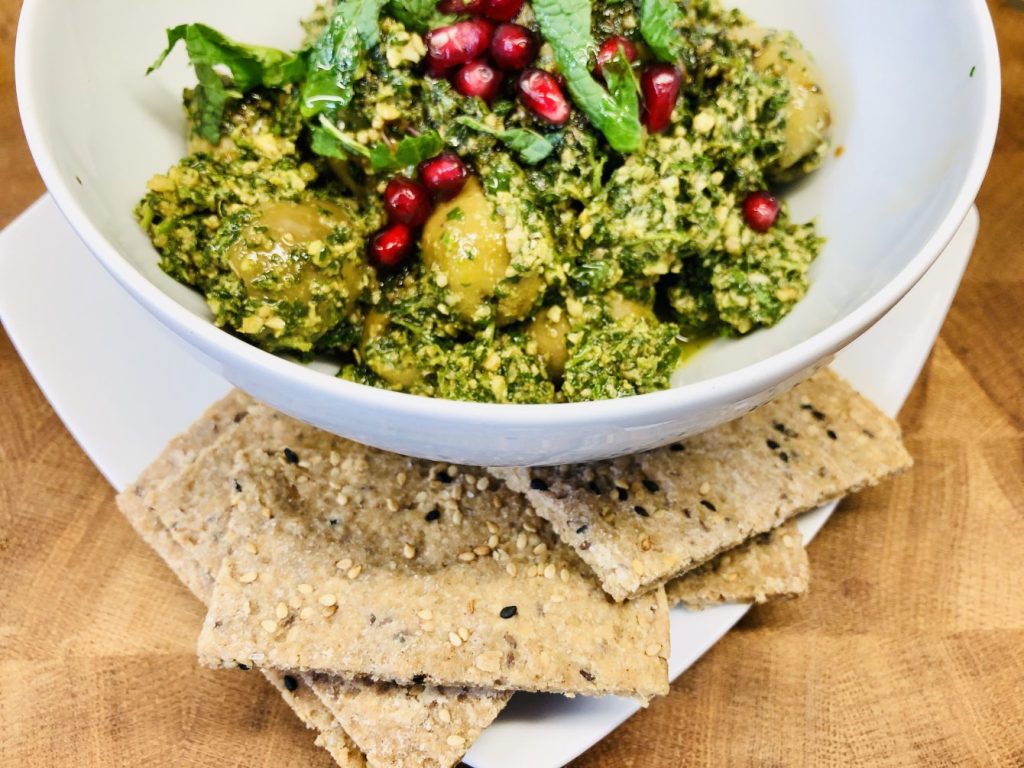 Mandel Tahini Cracker mit marinierten Oliven