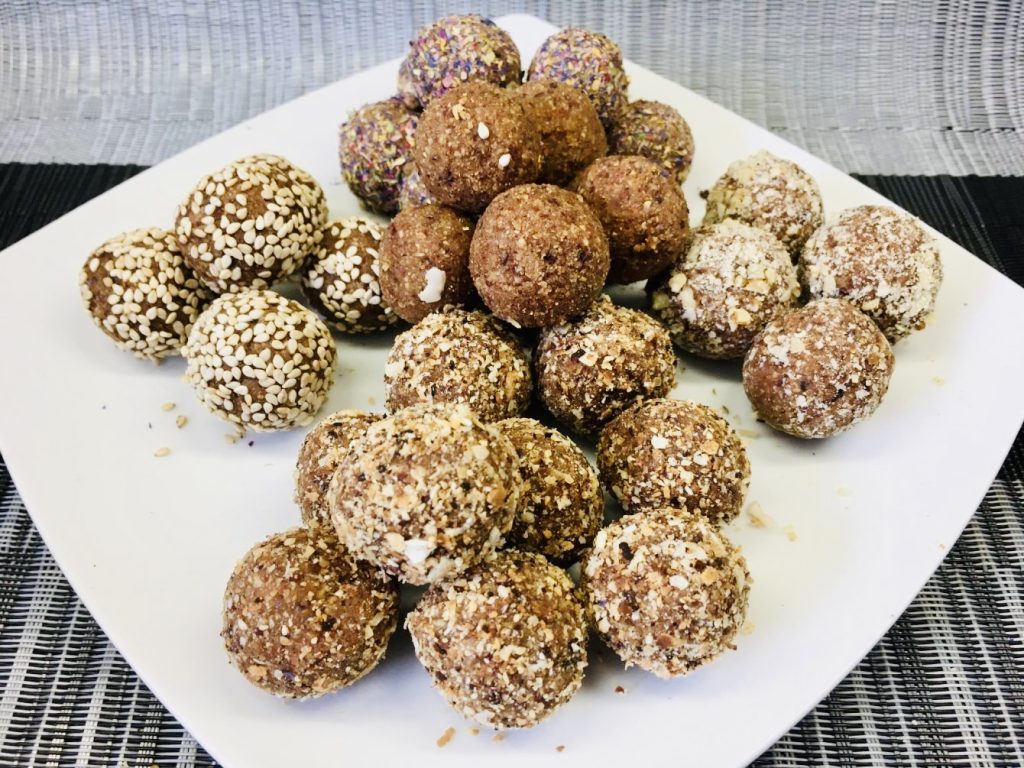 Erdmandel Energiebällchen mit Datteln, Cranberries und Zimt