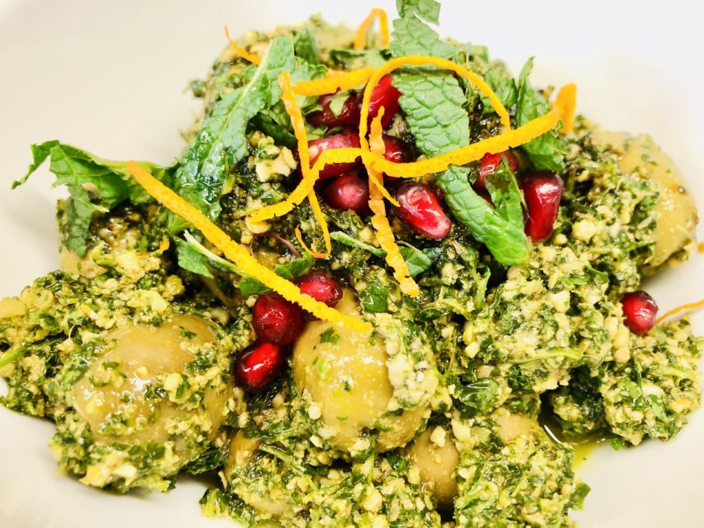 Marinierte Oliven mit Walnuss Granatapfel Chermoula 