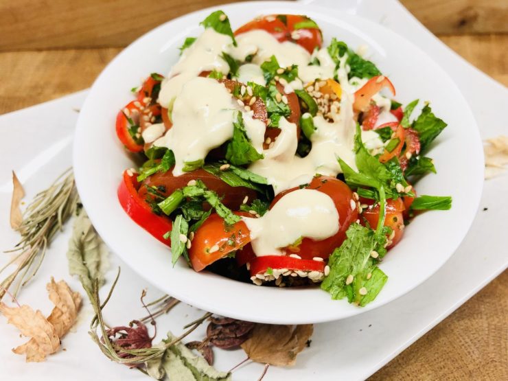 Tomaten Salat mit Minze und Zitronen Tahini Dressing
