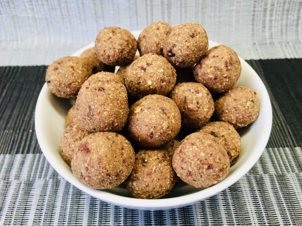 Erdmandel Energiebällchen mit Datteln, Cranberries und Zimt