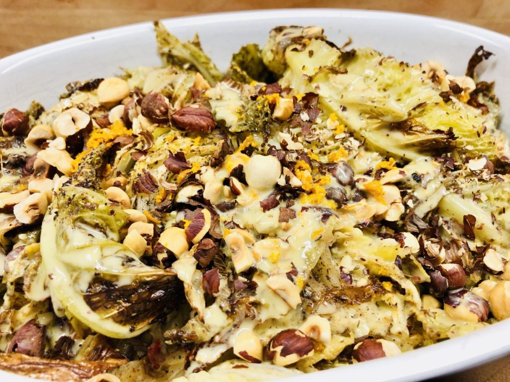 Gerösteter Wirsingkohl mit Haselnüssen und Orangen Aioli