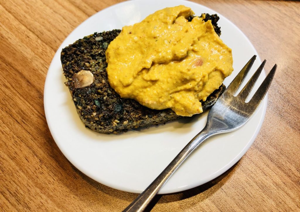 Life Changing Quinoa Brot mit Erdnussbutter Kürbis Hummus
