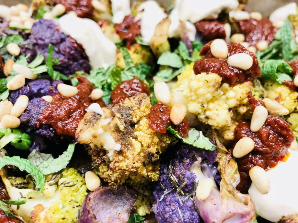 Gerösteter Blumenkohl mit Paprika Paste und Tahini Sauce