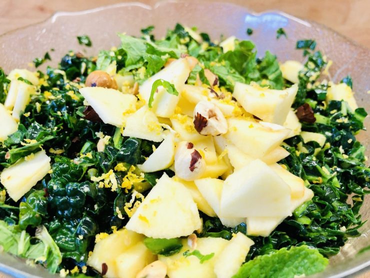 Schwarzkohl Salat mit Äpfeln und Haselnüssen