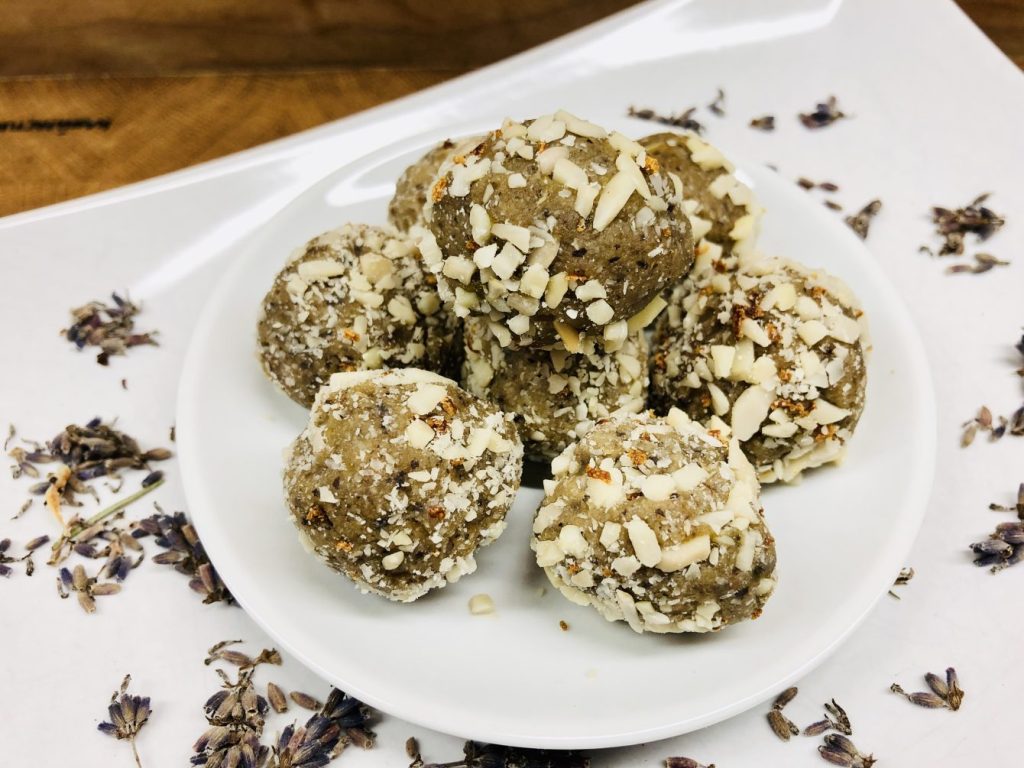 Mandel Energiebällchen mit Orangen und Kardamom und Pistazien Marzipan