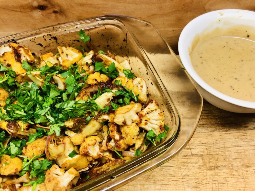 Gerösteter Blumenkohl mit Rosen Harissa Und Honig Tahini Sauce