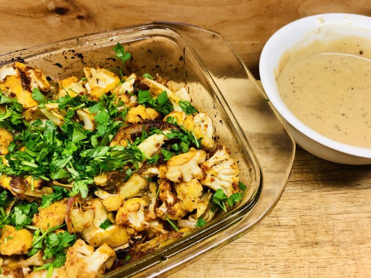 Gerösteter Blumenkohl mit Rosen Harissa Und Honig Tahini Sauce