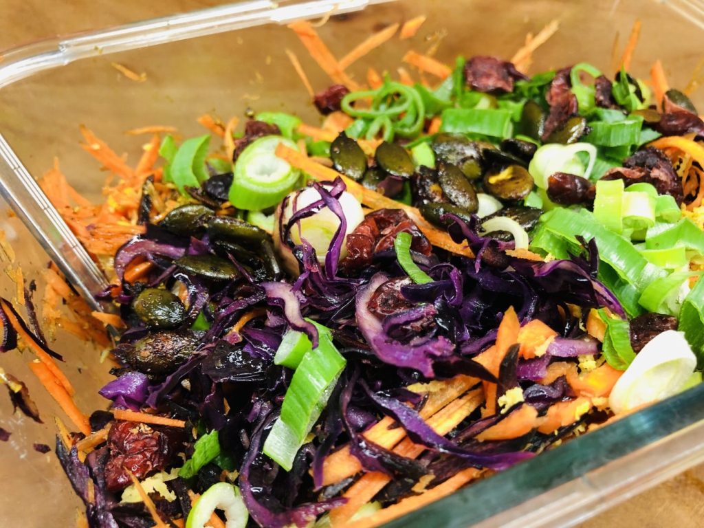 Rotkohl Karotten Krautsalat mit Honig Soja Dressing und gerösteten Kernen