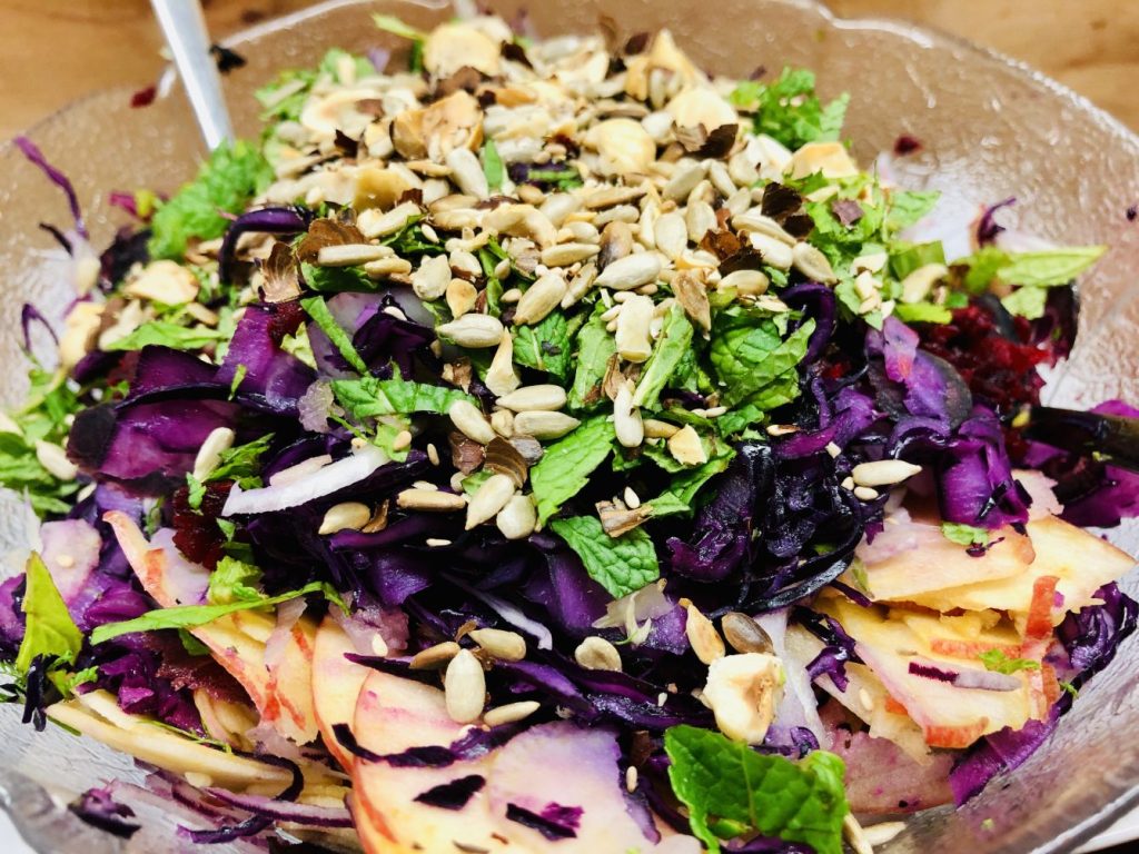 Rotkohl Rote Bete Fenchel Salat mit gerösteten Kernen