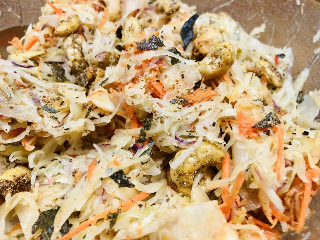 Weißkohl Karotten Salat mit Limetten-Mohn-Dressing und gewürzten Cashewkernen