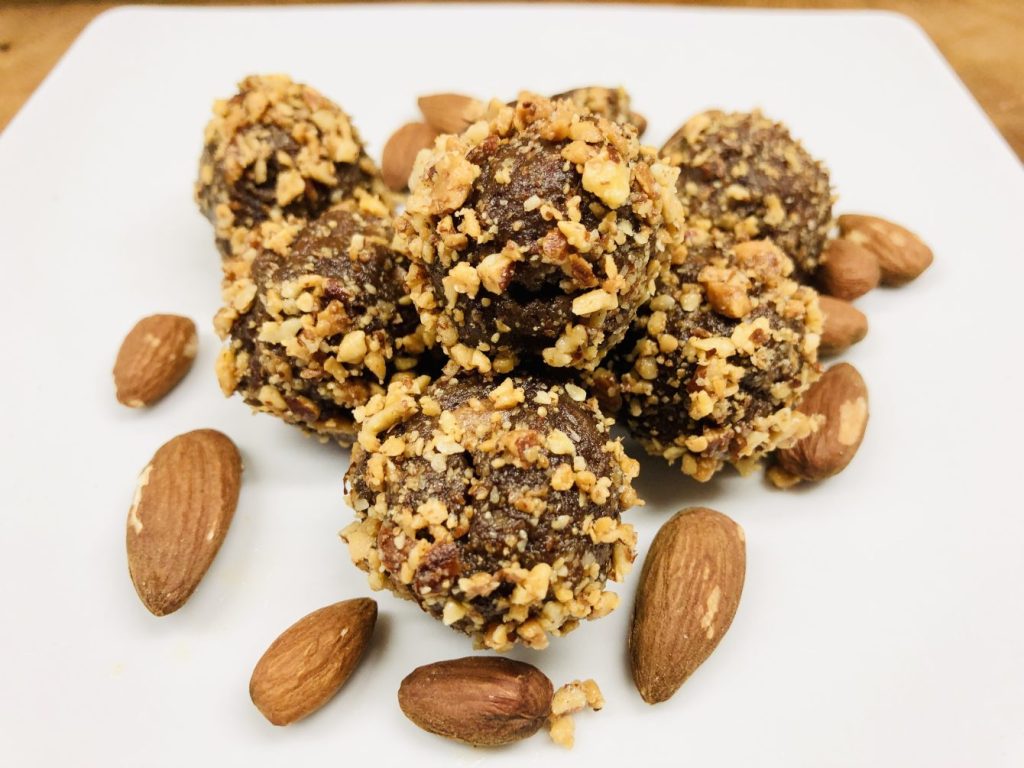 Gefüllte Mandel Karamell Energiebällchen