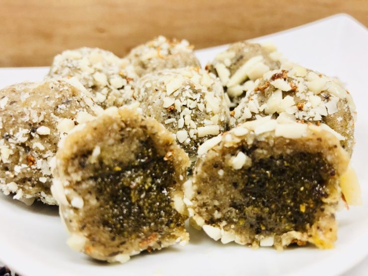 Mandel Energiebällchen mit Orangen und Kardamom und Pistazien Marzipan