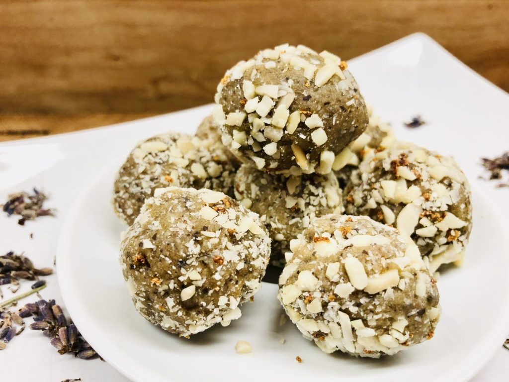 Mandel Energiebällchen mit Orangen und Kardamom und Pistazien Marzipan