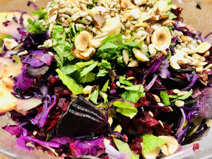 Rotkohl Rote Bete Fenchel Salat mit gerösteten Kernen