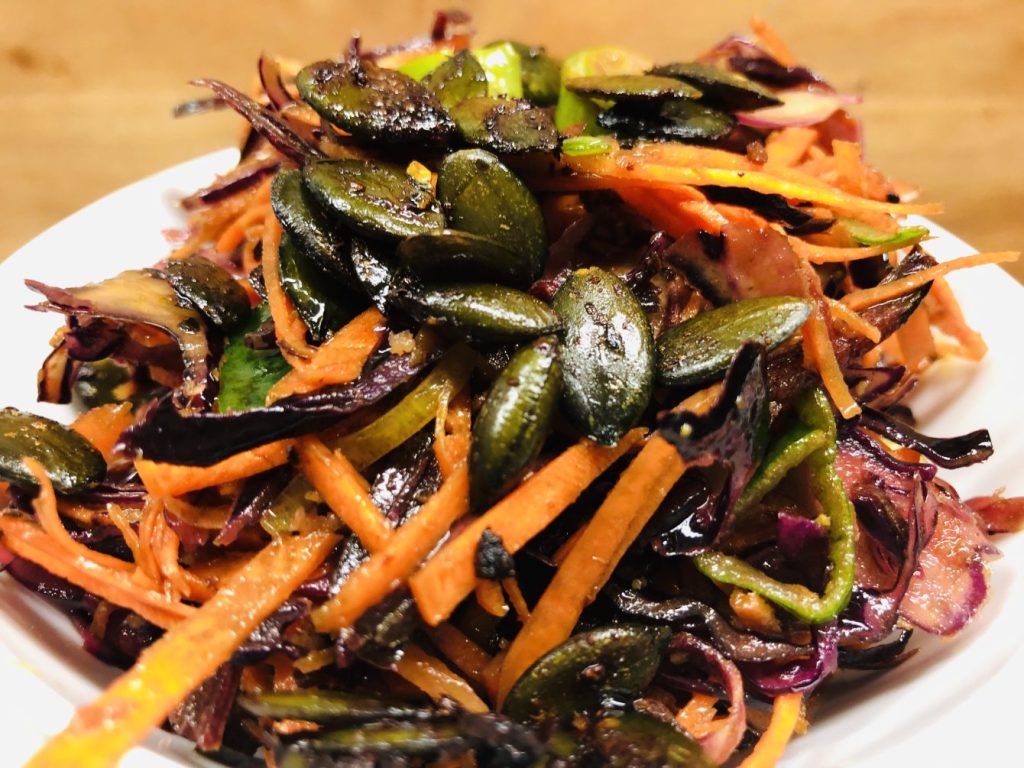 Rotkohl Karotten Krautsalat mit Honig Soja Dressing und gewürzten Kernen