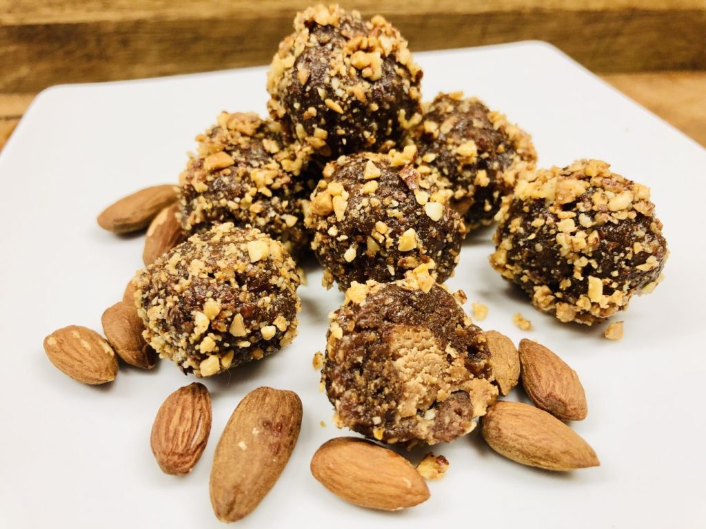 Gefüllte Mandel Karamell Energiebällchen