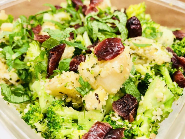 Brokkoli Salat mit Banane, Avocado und Hanf