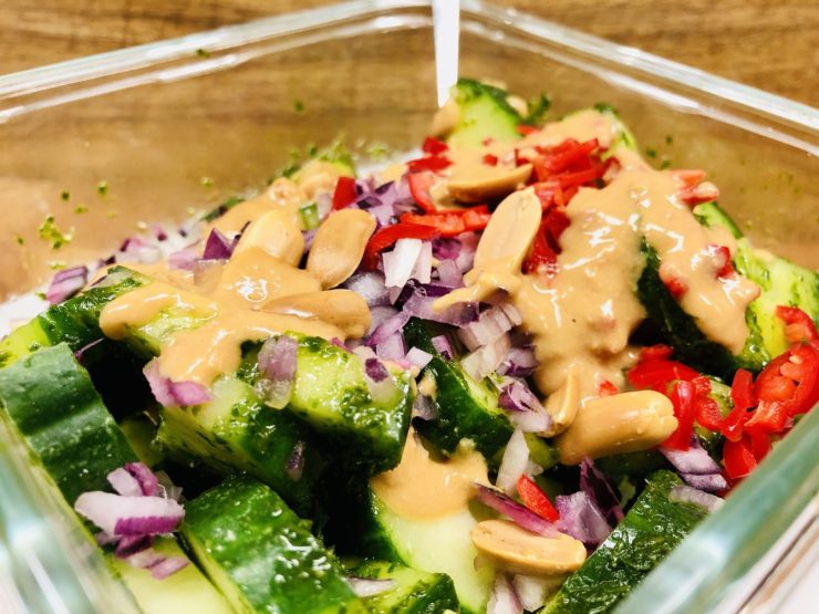 Gurken Salat mit Chili und Ingwer Erdnuss Sauce
