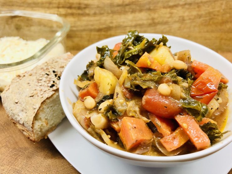 Ribollita Gemüseeintopf mit Schwarzkohl und weißen Bohnen