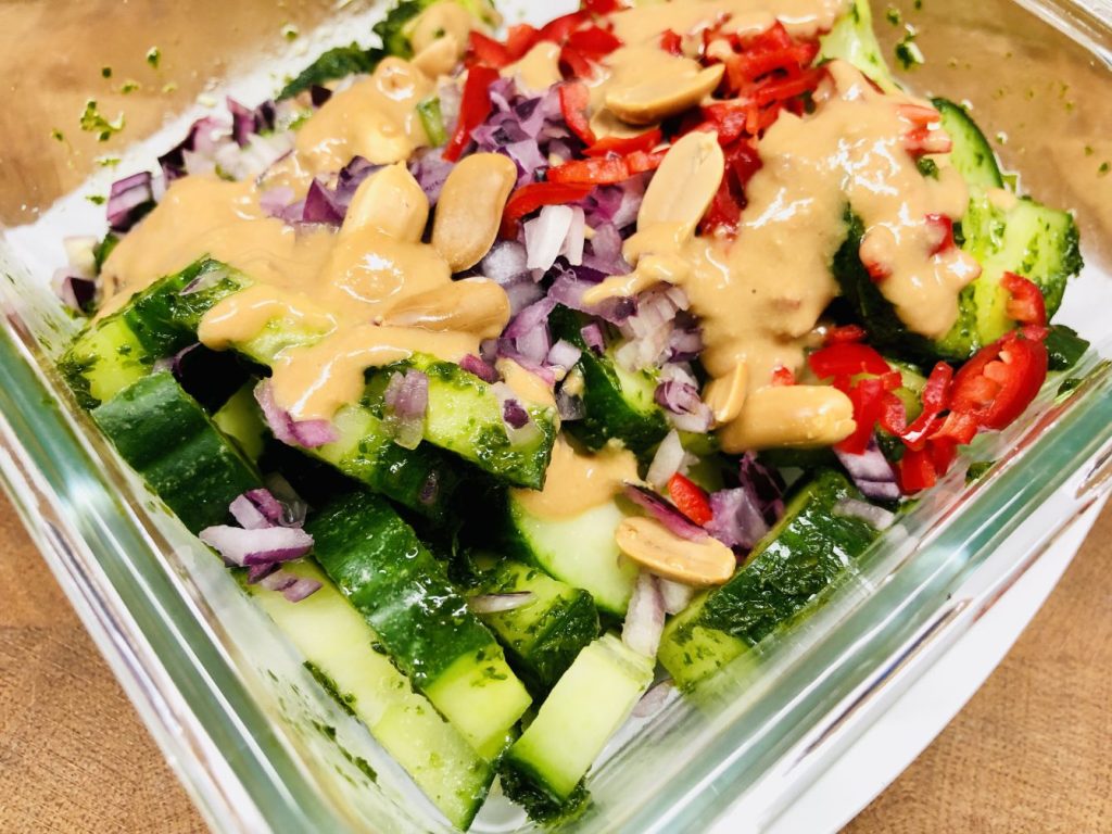 GurkenSalat mit Chili und Erdnuss Sauce