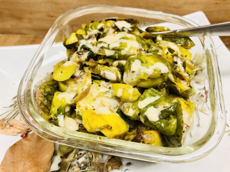 Gerösteter Rosenkohl mit Honig Tahini Sauce