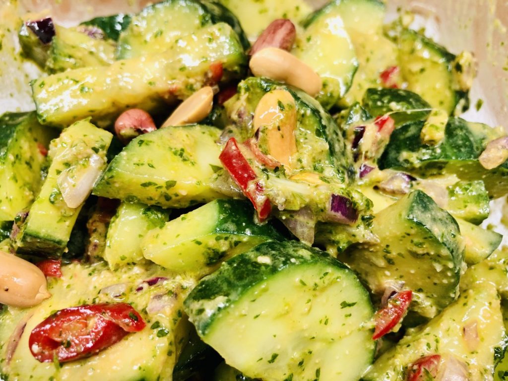 Gurkensalat mit Erdnuss Dressing