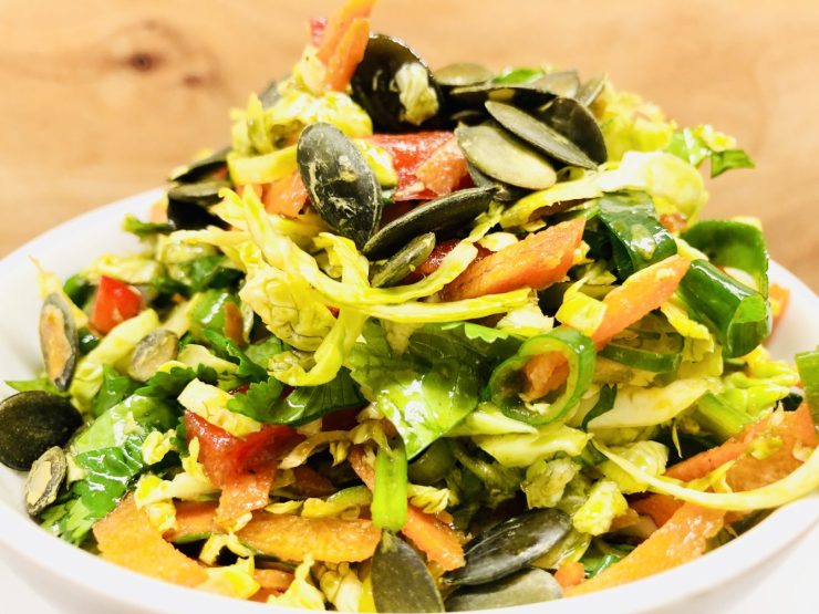 Karotten Rosenkohl Salat mit Orangen Kürbiskernöl Vinaigrette