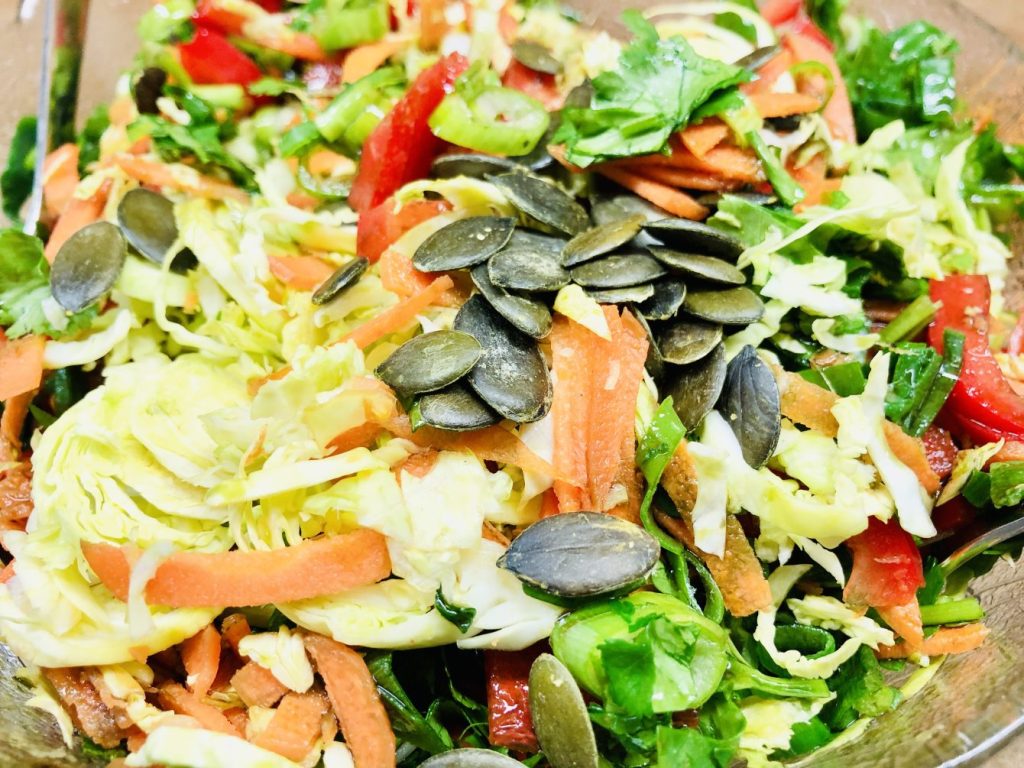 Karotten Rosenkohl Salat mit Orangen Kürbiskernöl Vinaigrette