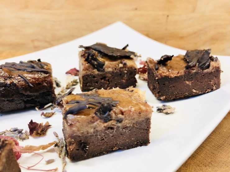 Haselnuss Brownies mit Karamell Creme