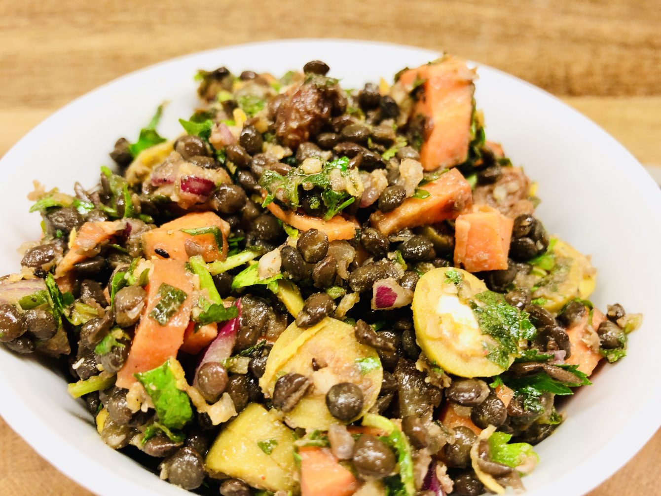 Beluga Linsen Salat mit Rosinen und Oliven - Leckerlife
