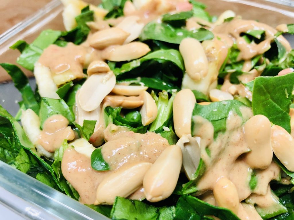 Bananen Salat mit Erdnuss Chili Dressing