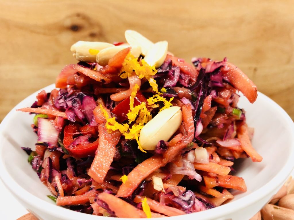 Rotkohl Karotten Salat mit Mango mit Soja-Limetten-Dressing