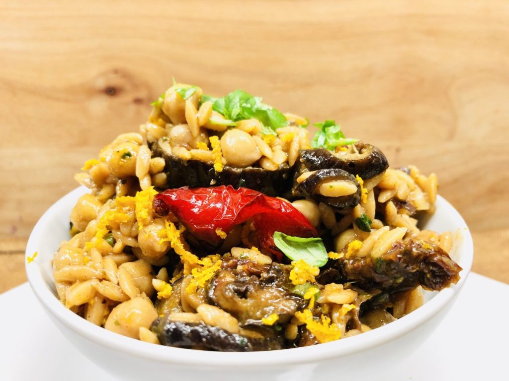 Risoni Salat mit Auberginen und Kichererbsen