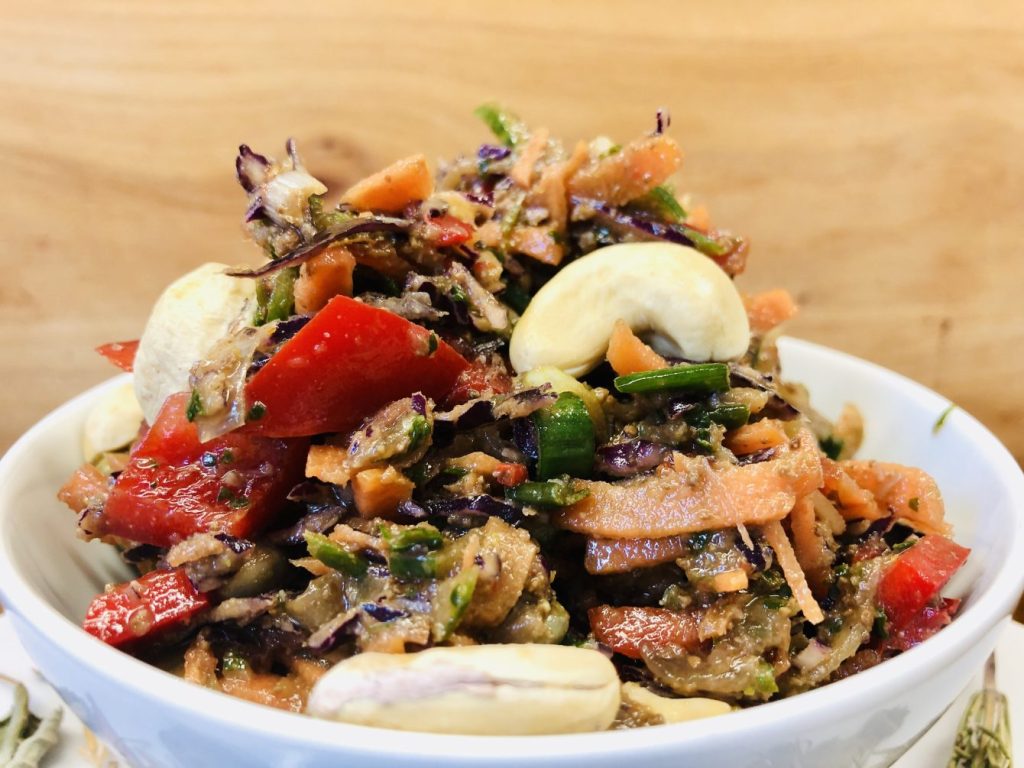 Asia Salat mit Edamame und Erdnuss Dressing