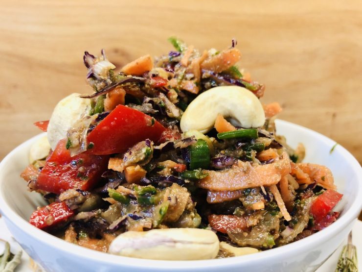 Asia Salat mit Edamame und Erdnuss Dressing