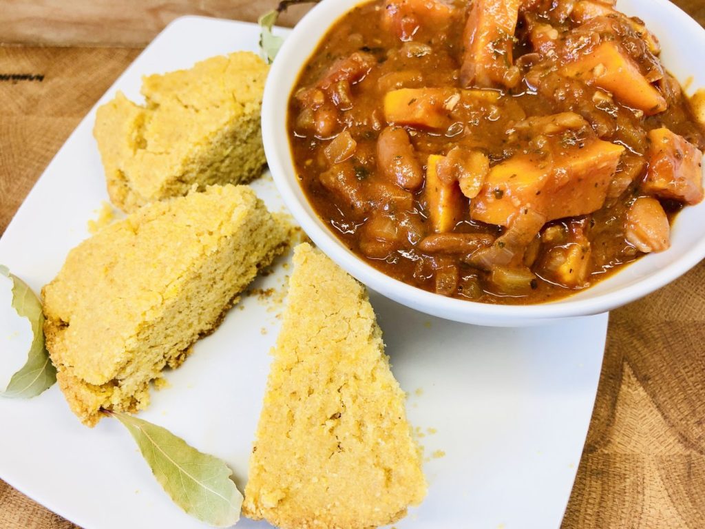 Süßkartoffel Pinto Bohnen Chili mit Buttermilch Maisbrot