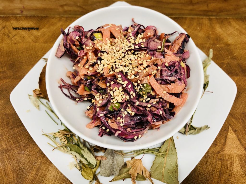 Rotkraut Salat mit Karotten und Sesam Ingwer Dressing