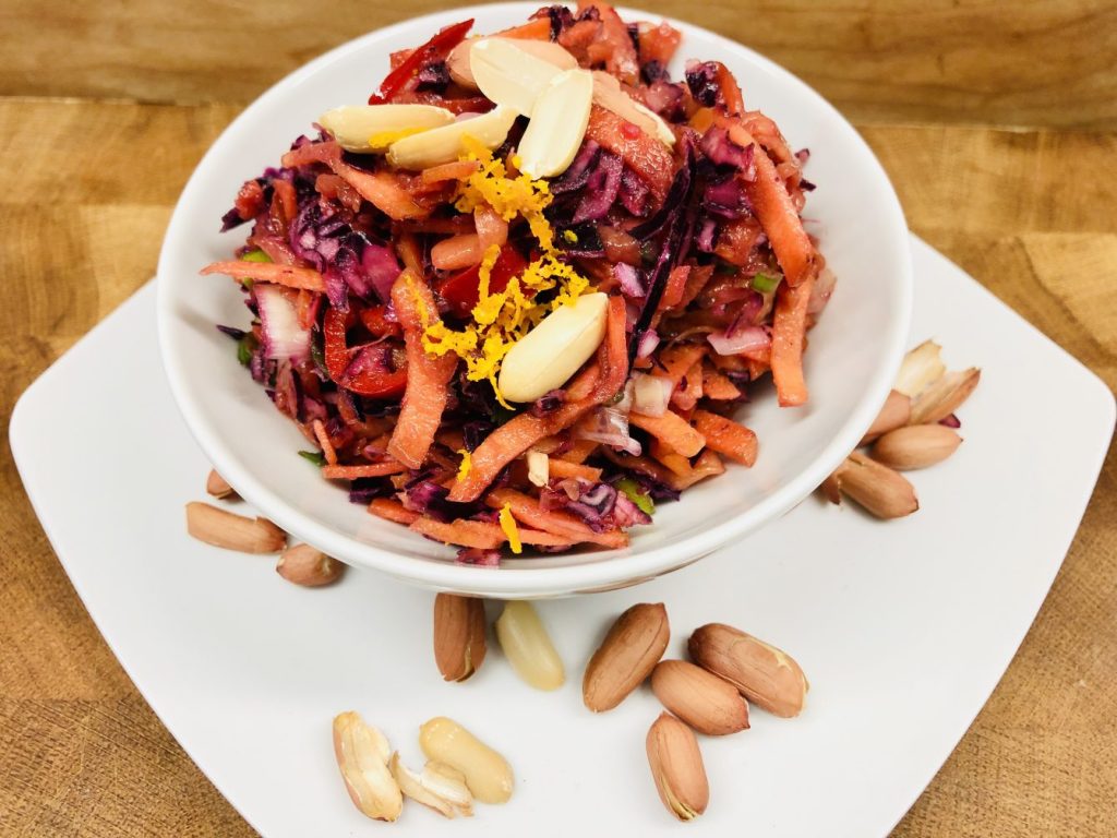 Rotkohl Karotten Salat mit Mango mit Soja-Limetten-Dressing