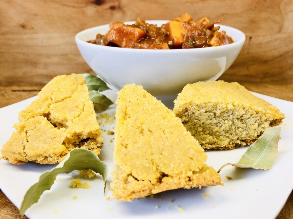 Süßkartoffel Pinto Bohnen Chili mit Buttermilch Maisbrot