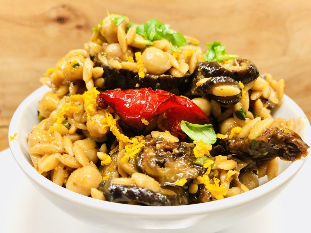 Risoni Salat mit Auberginen und Kichererbsen