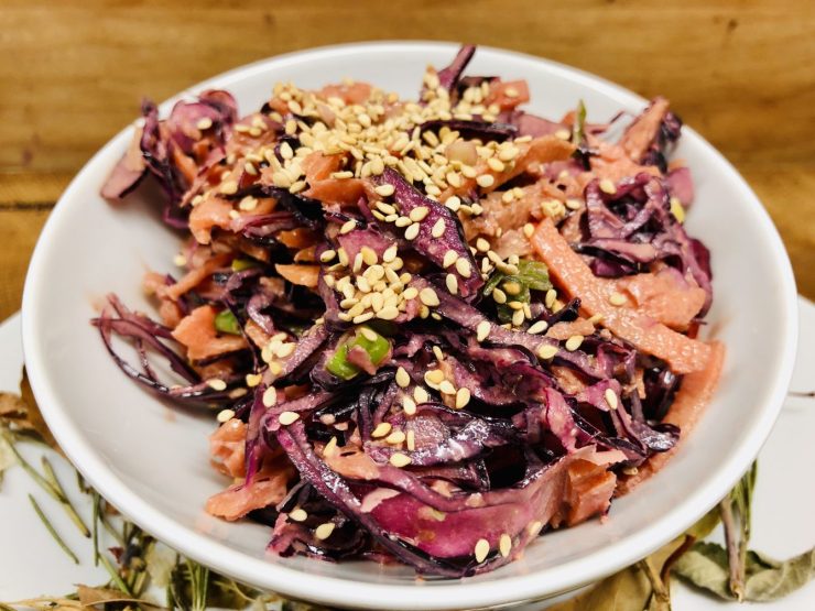 Rotkraut Salat mit Karotten und Sesam Ingwer Dressing