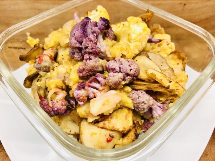 Geröstete Ofen-Gemüse mit Harissa Paste und Linsen