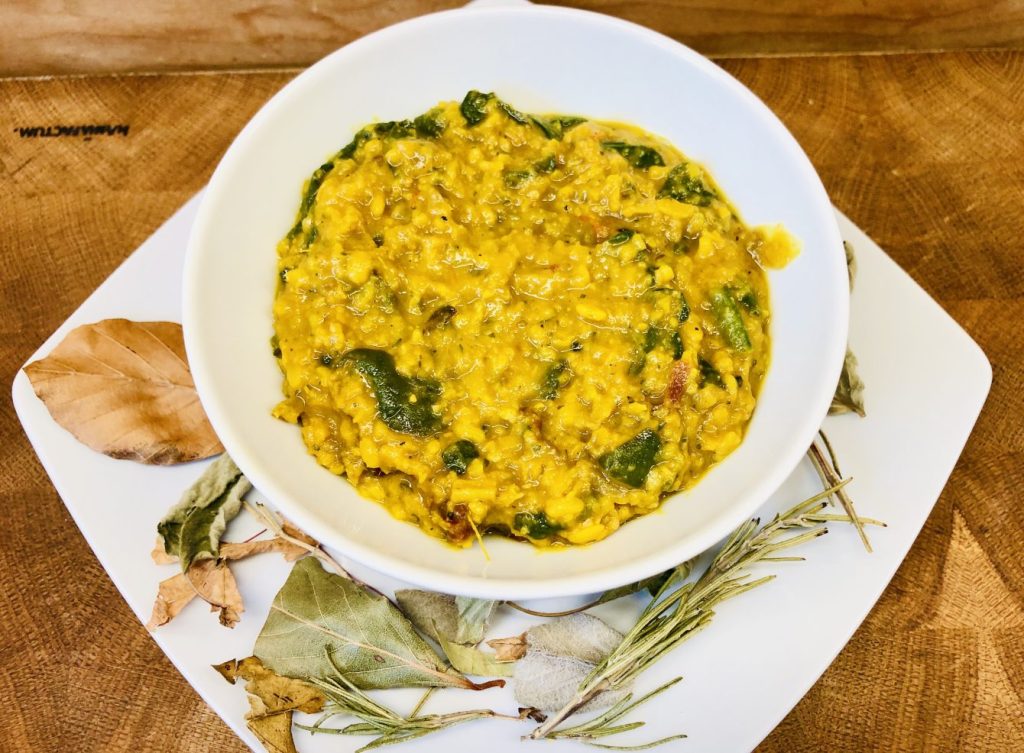 Mung Dhal mit Tomaten und Spinat