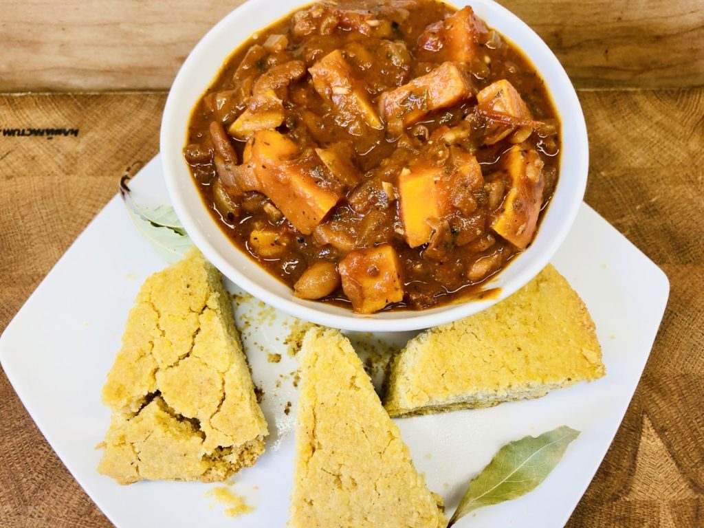 Süßkartoffel Pinto Bohnen Chili mit Buttermilch Maisbrot