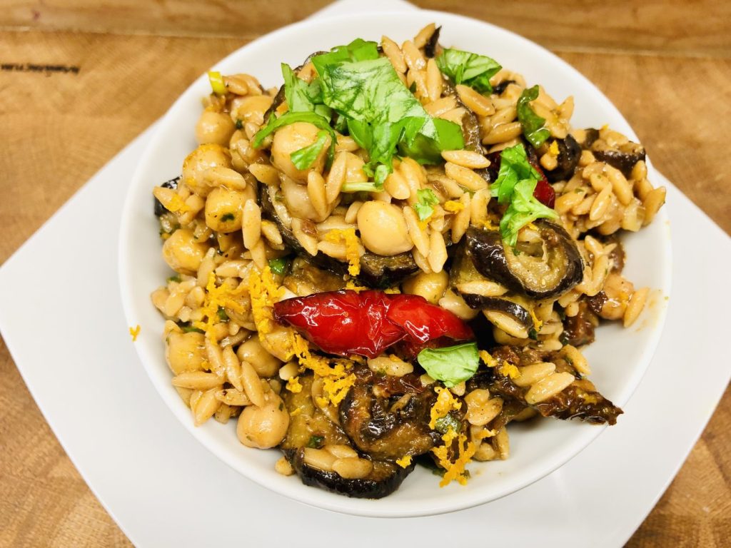 Orientalischer Risoni Salat mit Auberginen und Kichererbsen