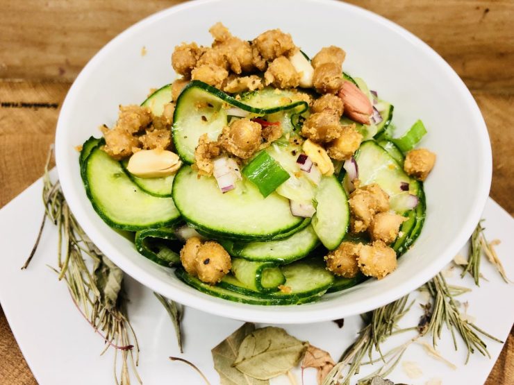 Gurkensalat mit gerösteten Kichererbsen und Erdnüssen