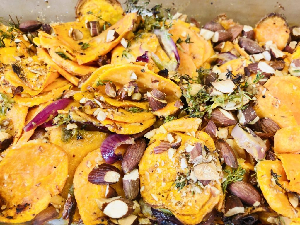 Geröstete Süßkartoffeln mit Mandeln und Thymian 